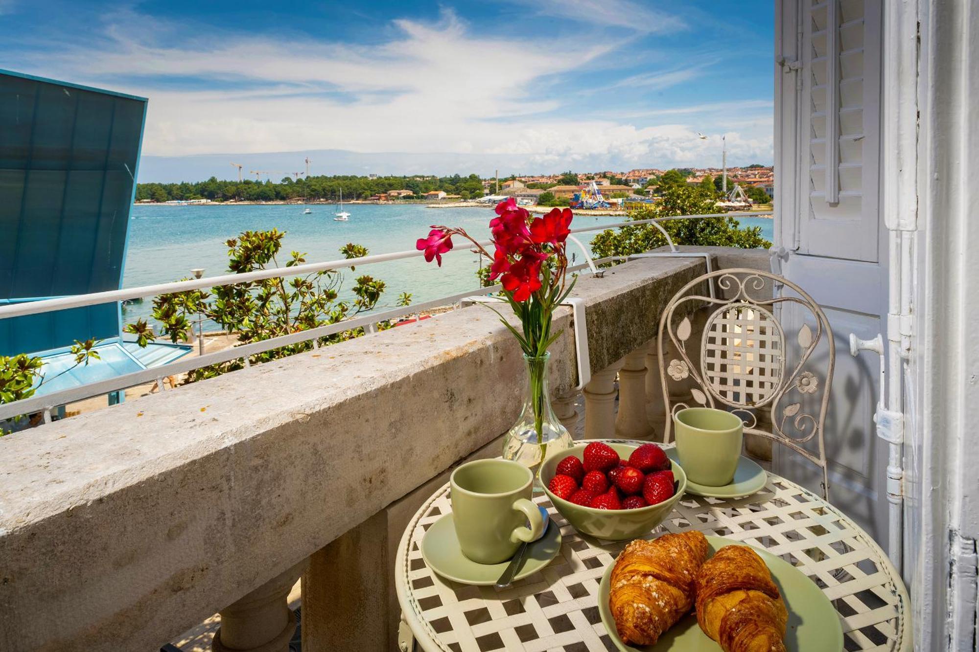 Romeo And Juliet Apartment With Balcony And Sea View Poreč Exterior foto
